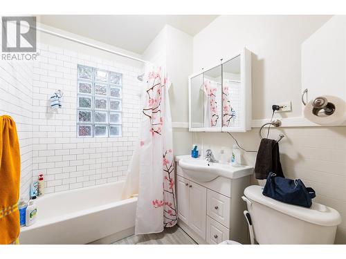 220-222 Vernon Street, Nelson, BC - Indoor Photo Showing Bathroom