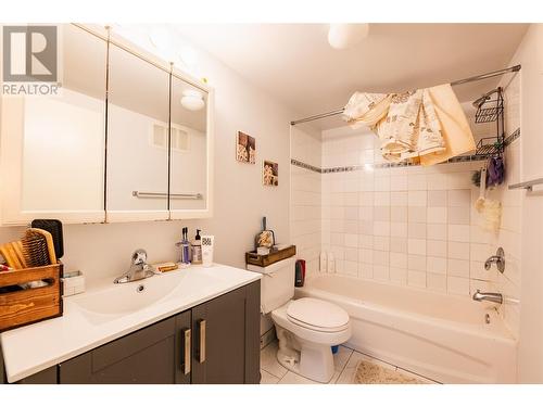 220-222 Vernon Street, Nelson, BC - Indoor Photo Showing Bathroom