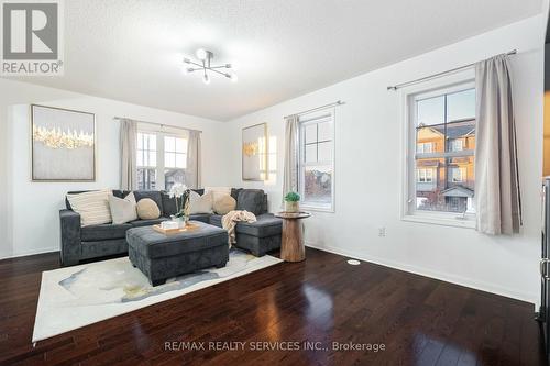 41 Betterton Crescent, Brampton, ON - Indoor Photo Showing Living Room