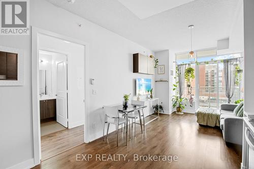 609 - 68 Merton Street, Toronto, ON - Indoor Photo Showing Living Room