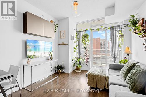 609 - 68 Merton Street, Toronto, ON - Indoor Photo Showing Living Room