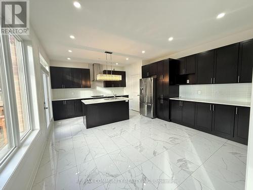 4 Hayeraft Street, Whitby, ON - Indoor Photo Showing Kitchen With Upgraded Kitchen