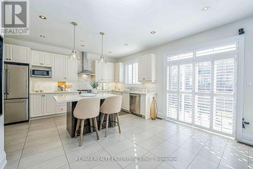 39 Lampman Crescent, Brampton, ON - Indoor Photo Showing Kitchen With Upgraded Kitchen