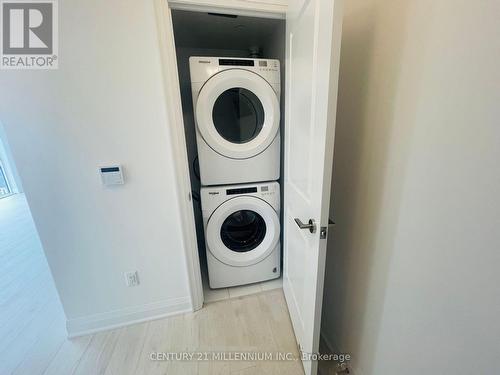 1014 - 10 Gatineau Drive, Vaughan, ON - Indoor Photo Showing Laundry Room