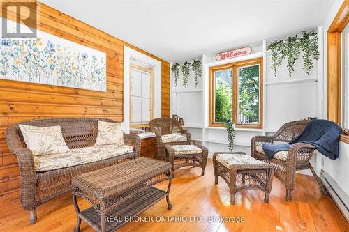 6398 Orchard Avenue, Niagara Falls, ON - Indoor Photo Showing Living Room