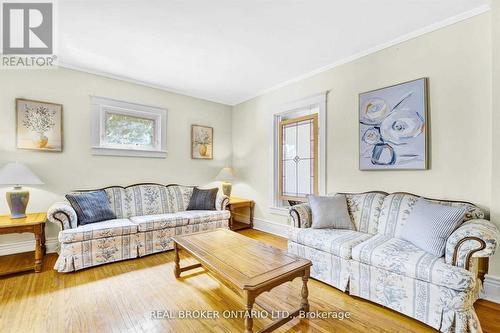 6398 Orchard Avenue, Niagara Falls, ON - Indoor Photo Showing Living Room