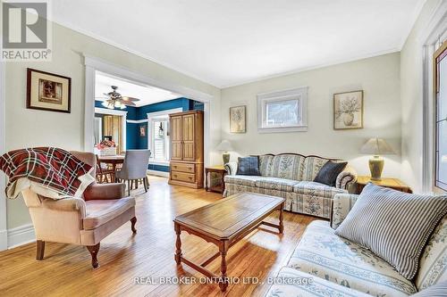 6398 Orchard Avenue, Niagara Falls, ON - Indoor Photo Showing Living Room