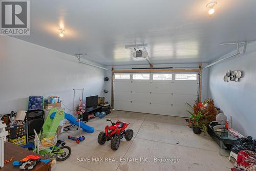 1427 Twilite Boulevard, London, ON - Indoor Photo Showing Garage