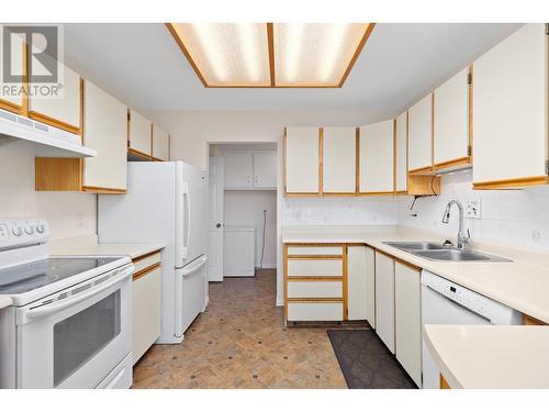 2433 Ingram Road Unit# 16, West Kelowna, BC - Indoor Photo Showing Kitchen With Double Sink