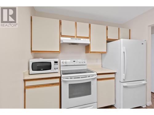 2433 Ingram Road Unit# 16, West Kelowna, BC - Indoor Photo Showing Kitchen