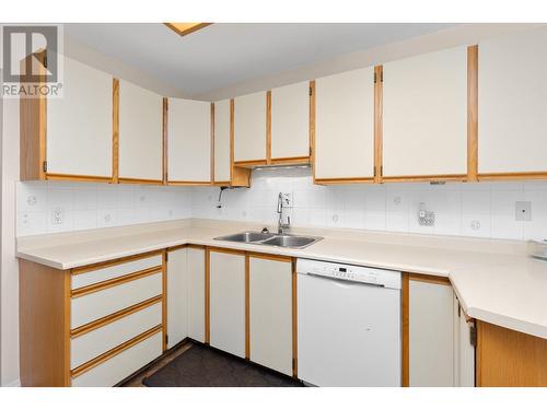 2433 Ingram Road Unit# 16, West Kelowna, BC - Indoor Photo Showing Kitchen With Double Sink