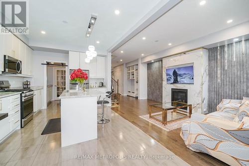 203 Beechborough Crescent, East Gwillimbury, ON - Indoor Photo Showing Kitchen With Upgraded Kitchen