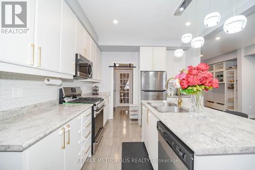 203 Beechborough Crescent, East Gwillimbury, ON - Indoor Photo Showing Kitchen With Double Sink With Upgraded Kitchen