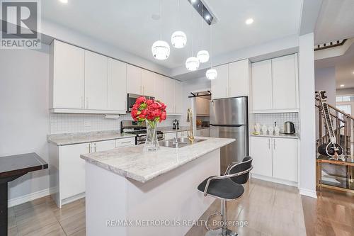 203 Beechborough Crescent, East Gwillimbury, ON - Indoor Photo Showing Kitchen With Double Sink With Upgraded Kitchen