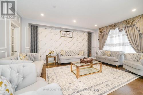 203 Beechborough Crescent, East Gwillimbury, ON - Indoor Photo Showing Living Room