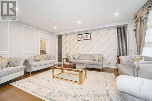 203 Beechborough Crescent, East Gwillimbury, ON - Indoor Photo Showing Living Room