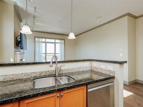 412-1620 Mckenzie Ave, Saanich, BC - Indoor Photo Showing Kitchen With Double Sink