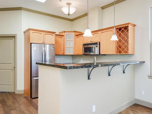 412-1620 Mckenzie Ave, Saanich, BC - Indoor Photo Showing Kitchen