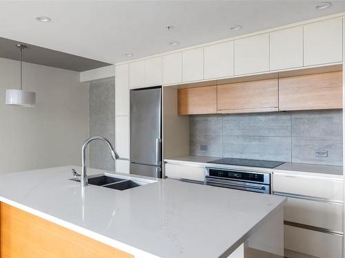 1011-989 Johnson St, Victoria, BC - Indoor Photo Showing Kitchen With Stainless Steel Kitchen With Double Sink With Upgraded Kitchen