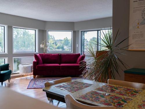 305-1252 Pandora Ave, Victoria, BC - Indoor Photo Showing Living Room