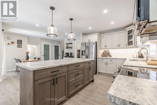 40 Livingstone Drive, Tillsonburg, ON - Indoor Photo Showing Kitchen With Upgraded Kitchen