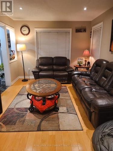 25 Laura Sabrina Drive, Vaughan, ON - Indoor Photo Showing Living Room