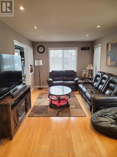 25 Laura Sabrina Drive, Vaughan, ON - Indoor Photo Showing Living Room