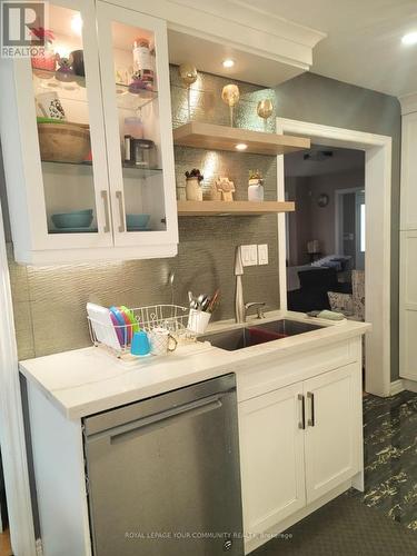 25 Laura Sabrina Drive, Vaughan, ON - Indoor Photo Showing Kitchen