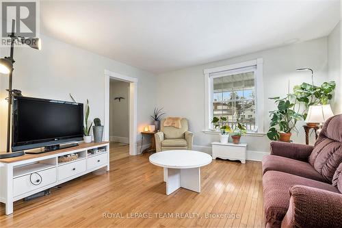 535 Albert Street, North Dundas, ON - Indoor Photo Showing Living Room