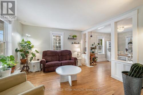 535 Albert Street, North Dundas, ON - Indoor Photo Showing Living Room