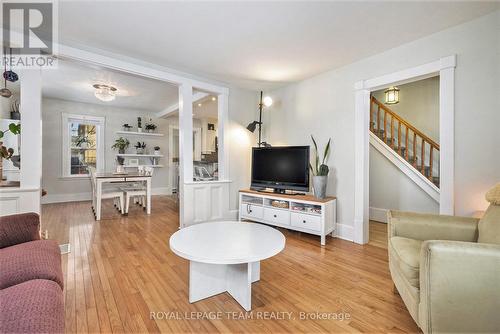 535 Albert Street, North Dundas, ON - Indoor Photo Showing Living Room