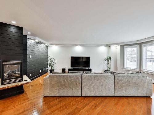 Salon - 1060  - 1062 Av. De Châteaubriant, Mascouche, QC - Indoor Photo Showing Living Room With Fireplace