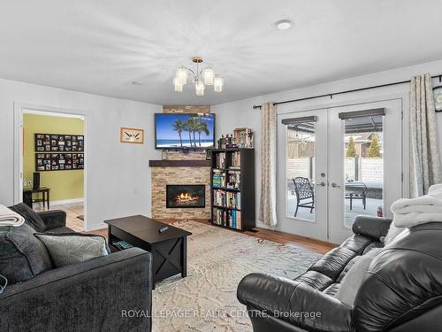 336 Bowen Rd, Fort Erie, ON - Indoor Photo Showing Living Room With Fireplace