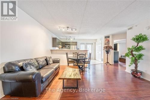 102 - 1810 Walker'S Line, Burlington (Palmer), ON - Indoor Photo Showing Living Room