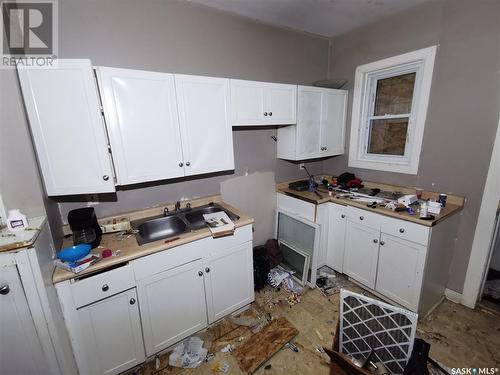 1448 Elphinstone Street, Regina, SK - Indoor Photo Showing Kitchen With Double Sink