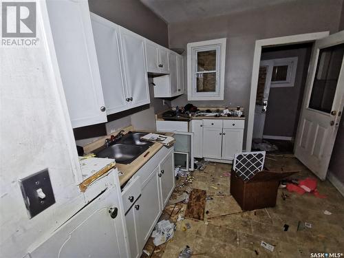 1448 Elphinstone Street, Regina, SK - Indoor Photo Showing Kitchen With Double Sink