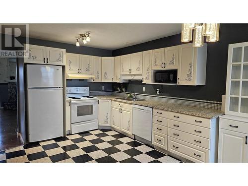 286 Green Avenue W Unit# 106, Penticton, BC - Indoor Photo Showing Kitchen With Double Sink