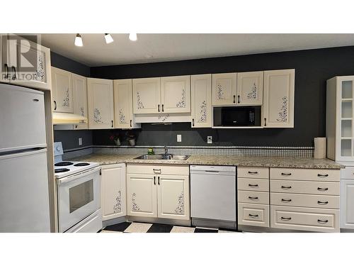 286 Green Avenue W Unit# 106, Penticton, BC - Indoor Photo Showing Kitchen With Double Sink