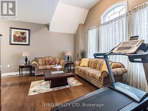 450 Summerlyn Trail, Bradford West Gwillimbury, ON - Indoor Photo Showing Living Room