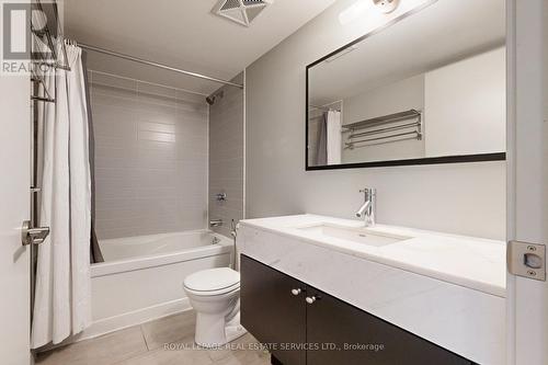 710 - 126 Simcoe Street, Toronto, ON - Indoor Photo Showing Bathroom