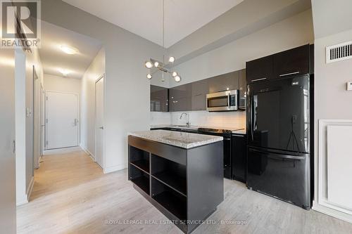 710 - 126 Simcoe Street, Toronto, ON - Indoor Photo Showing Kitchen