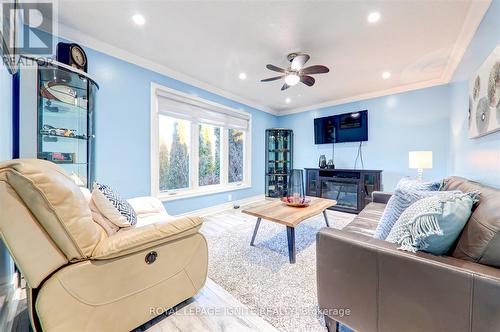 109 Crittenden Square, Toronto, ON - Indoor Photo Showing Living Room