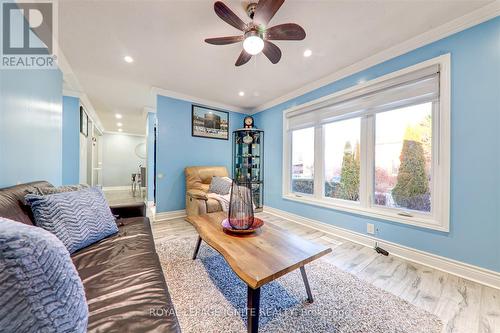 109 Crittenden Square, Toronto, ON - Indoor Photo Showing Living Room