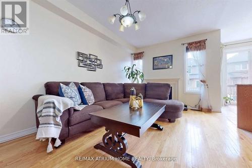 41 Thistle Avenue, Richmond Hill, ON - Indoor Photo Showing Living Room