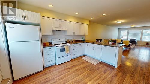 119 10303 112 Street, Fort St. John, BC - Indoor Photo Showing Kitchen With Double Sink