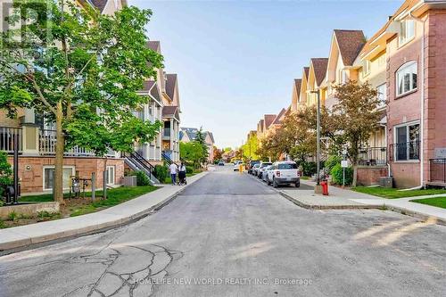 216 - 75 Weldrick Road E, Richmond Hill, ON - Outdoor