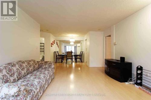 216 - 75 Weldrick Road E, Richmond Hill, ON - Indoor Photo Showing Living Room