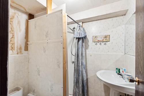 1611 Spartan Place, Kamloops, BC - Indoor Photo Showing Bathroom