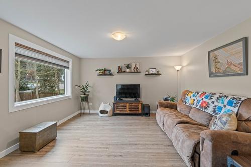 725 Stanley Avenue, Enderby, BC - Indoor Photo Showing Living Room