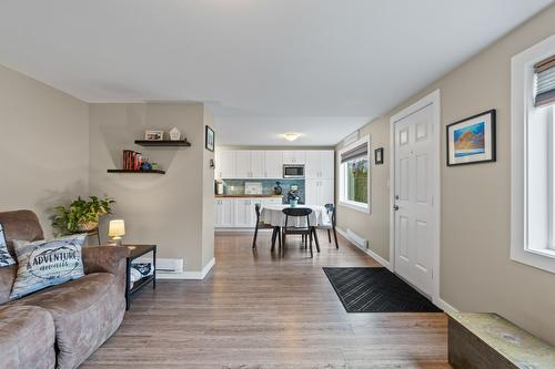 725 Stanley Avenue, Enderby, BC - Indoor Photo Showing Living Room